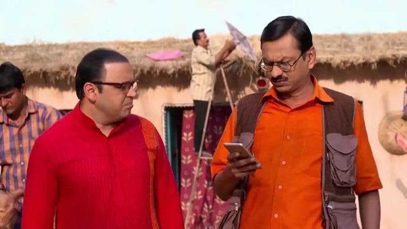 दरअसल, 2017 में शो पर जेठालाल का किरदार निभाने वाले दिलीप जोशी एक कार्यक्रम में परफॉर्म करने लंदन गए थे। जहां उन्हें तारक मेहता का उल्टा चश्मा कुछ फैंस मिले और इन फैंस ने दिलिप से रिक्वेस्ट की कि वो पोपटलाल के साथ कोई एक्ट करें।