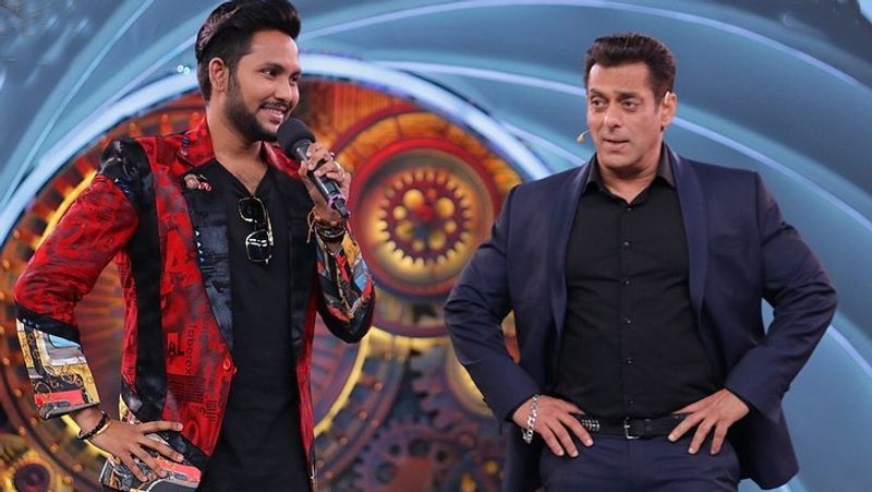 ग्रैंड प्रीमियर पर सिर्फ 7 कंटेस्टेंट्स को घर के अंदर एंट्री मिली, जिनमें अभिनव शुक्ला, जैस्मिन भसीन, निक्की तंबोली, एजाज खान, पवित्रा पूनिया, राहुल वैद्य और जान कुमार सानू शामिल थे। 