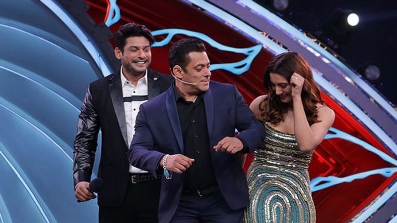 सीजन 14 का प्रीमियर सीजन 13 के सामने काफी कमजोर दिखा। खैर, अभी तो शुरुआत है, लेकिन इतना जरूर है कि प्रीमियर एपिसोड में एंटरटेनमेंट का सीन नहीं पलटा।