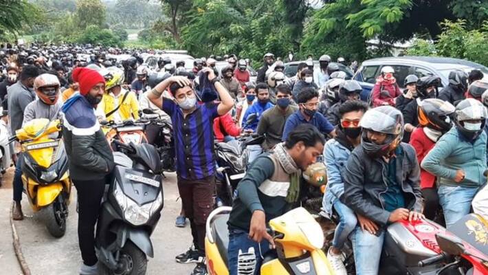 people rush into tourist spots in weekend snr people rush into tourist spots in weekend snr