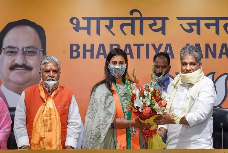 साल 2019 के लोकसभा चुनाव में श्रेयसी की मां पुतुल कुमारी ने निर्दलीय उम्मीदवार के तौर पर लोकसभा का चुनाव लड़ा था। इस कारण बीजेपी ने उन्हें पार्टी की सदस्यता से निलंबित कर दिया था। 