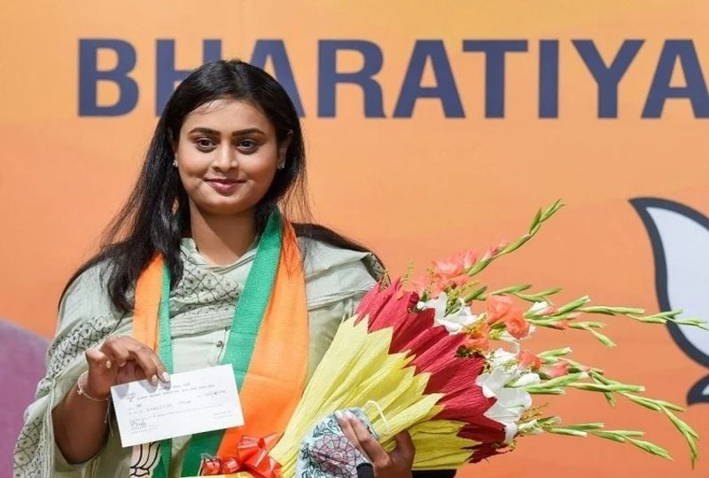 श्रेयसी सिंह ने राजनीति में उतरने के संकेत वर्ष 2019 में ही दे दिए थे, जब उन्होंने लोकसभा चुनाव में अपनी मां पुतुल कुमारी के लिए चुनाव प्रचार किया था। उस दौरान श्रेयसी की सभाओं और रोड-शो में उमड़ने वाली भीड़ को देख यह अंदाजा लगाया जा सकता था।
