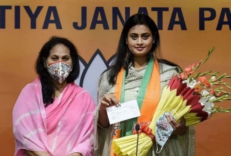 इंटरनेशनल शूटर श्रेयसी सिंह के पिता दिग्विजय सिंह जेडीयू के वरिष्ठ सांसद थे। अटल बिहारी वाजपेयी की सरकार में वे केंद्रीय मंत्री भी रह चुके थे। उनकी असामयिक मृत्यु के बाद बांका लोकसभा क्षेत्र से उनकी पत्नी पुतुल सिंह सांसद चुनी गई थीं। 