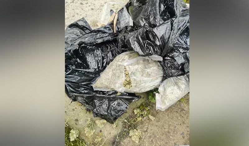 मामला 3 अक्टूबर को सामने आया जब नॉर्दर्न आयरलैंड में हाइवे पर चलती ट्रक से काले रंग के कुछ बैग्स बीच सड़क पर गिर गए। 