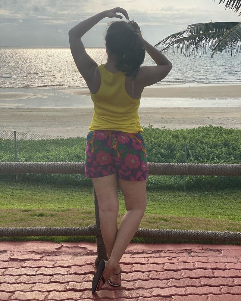 hot anchor anasuya glamoure show in goa beach arj