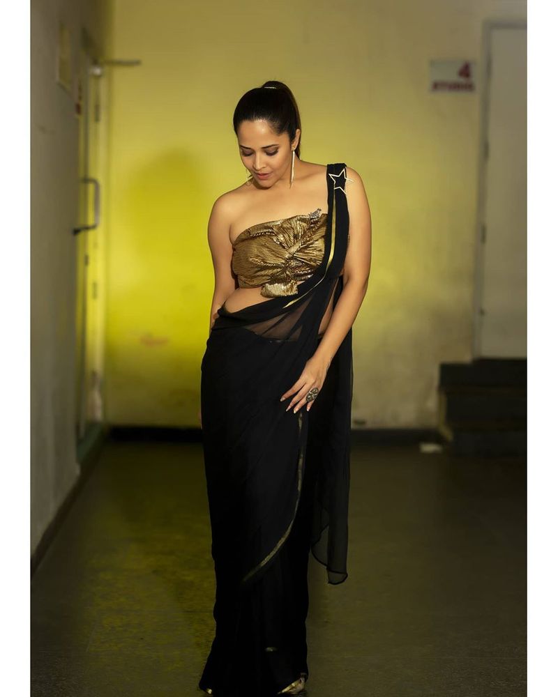 hot anchor anasuya glamoure show in goa beach arj