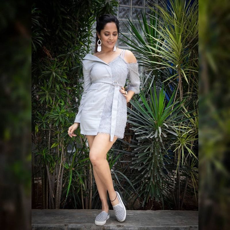 hot anchor anasuya glamoure show in goa beach arj