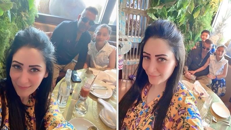 दुबई में बच्चों के साथ छुट्टियां मनाने के दौरान मान्यता ने अपने इंस्टाग्राम पर फोटो शेयर की थी। इसमें संजय काफी कमजोर नजर आ रहे थे।