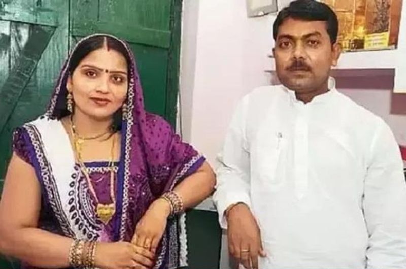 बाहुबली नेता अजय सिंह की पत्नी का नाम कविता सिंह हैं, जो सिवान से सांसद हैं। वो जदयू के टिकट पर चुनाव लड़ती हैं। वो अबतक जितना भी चुनाव लड़ीं, हर बार जीती हैं। उन्होंने सिवान से बाहुबली शहाबुद्दीन की पत्नी हिना शहाब को हराया है।
(फाइल फोटो)