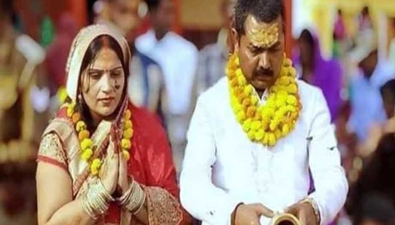शादी के बाद जेडीयू ने कविता सिंह को दरौंधा उपचुनाव का टिकट थमा दिया था। कविता सिंह चुनाव लड़ी और जीत भी गईं। वो उस समय खूब चर्चा रही। पितृपक्ष में शादी को लेकर कविता सिंह बेबाकी से जवाब देती थीं।
