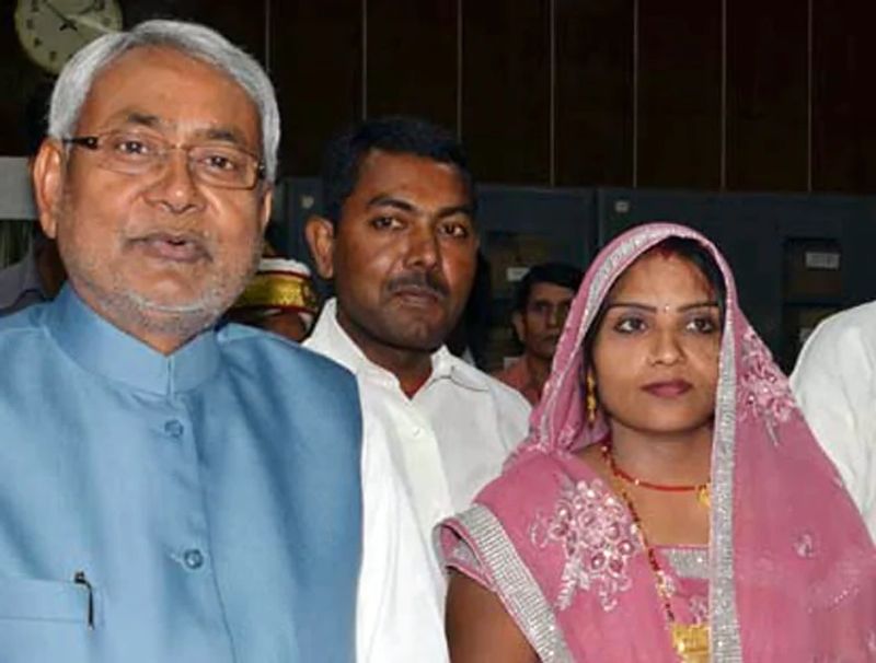 नीतीश कुमार के करीबी अजय सिंह की पत्नी होने के कारण कविता को हमेशा नीतीश कुमार का आशीर्वाद मिलता रहा। साल 2015 के विधानसभा चुनाव में जेडीयू और आरजेडी के बीच गठबंधन था। तब, भी कविता देवी को टिकट दिया गया और वो चुनाव जीत गईं। 