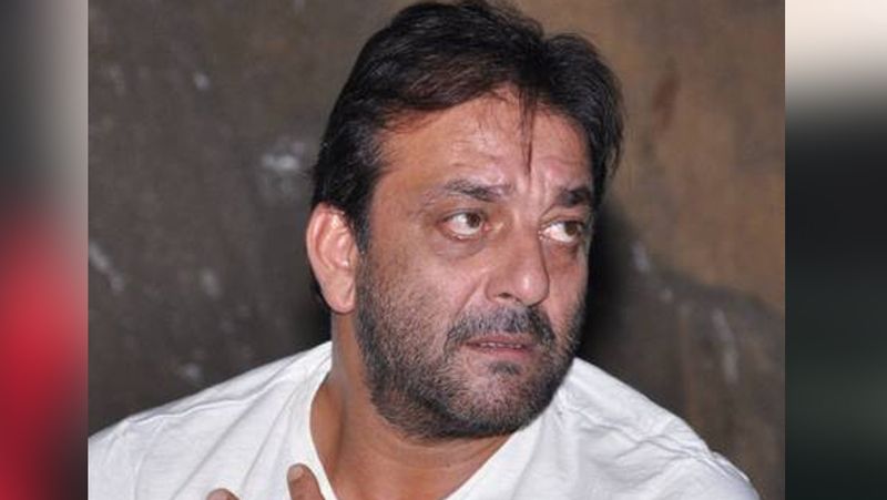 इस समस्या को डिस्फेगिया भी कहा जाता है। खाना निगलने में परेशानी फूड पाइप में आई किसी दिक्कत के कारण भी हो सकती है। लेकिन कुछ मामलों में ये फेफड़ों की खराबी की ओर भी इशारा करती है। लंग्स कैंसर के कारण होने वाले ट्यूमर फूड पाइप को प्रभावित करते हैं। इससे खाना निगलने में परेशानी और असुविधा होती है। 