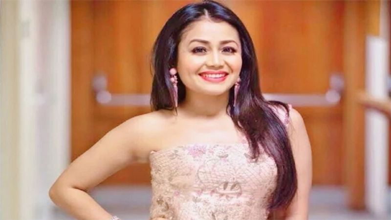 सिंगिंग सेंसेशन नेहा कक्कड़ की जिंदगी में प्यार की दोबारा एंट्री हो गई है और इस बार उनका प्यार एक कदम आगे बढ़कर शादी तक पहुंच गया है। जी हां नेहा कक्कड़ शादी करने जा रही हैं वो भी इसी महीने की 24 तारीख को।
