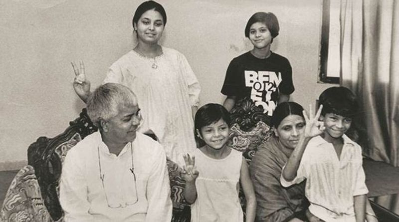1990 में पहली बार राज्य के मुख्यमंत्री बने और सात साल तक काम किया। 1997 में उन्होंने आरजेडी का गठन किया। यूपीए सरकार में उन्होंने रेलमंत्री के रूप में काम किया। तमाम रेल सुधारों के लिए लालू के कार्यकाल को उपलब्धि के रूप में भी प्रस्तुत किया जाता है। (परिवार के साथ लालू) 