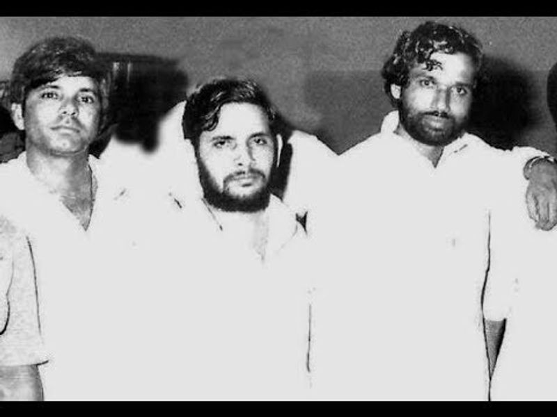 बिहार के मुख्यमंत्री के रूप में काम करने के अलावा लालू यादव रेलमंत्री के रूप में भी काफी चर्चित रहे। लालू का जन्म 11 जून 1948 को बिहार के गोपालगंज जिले में फुलवरिया गांव में हुआ था। लालू के पिता एक साधारण किसान थे। (शरद यादव, रामविलास के साथ लालू)
