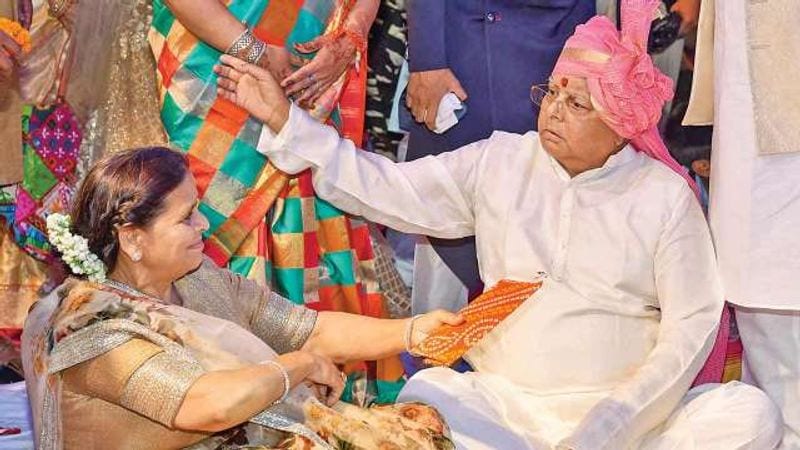 हालांकि अपराधियों को राजनीतिक संरक्षण और परिवारवाद को बढ़ावा देने और भ्रष्टाचार के मामलों में सीधे लालू की संलिप्तता की वजह से उनकी काफी किरकिरी भी हुई। लेकिन पिछले तीन दशक से लालू बिहार की राजनीति में प्रासंगिक बने हुए हैं।
