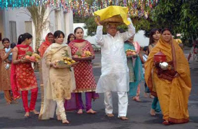 2015 में नीतीश को महागठबंधन में लेकर उन्होंने एक बार फिर राज्य की सत्ता वापस पा ली थी। हालांकि बाद में नीतीश अलग होकर एनडीए में चले गए। लालू इस बार कांग्रेस और वामदलों के सहारे फिर से नीतीश को हटाने के लिए कमर कस चुके हैं। हालांकि जेल में होने की वजह से लालू वर्चुअल राजनीतिक मंचों पर नजर नहीं आएंगे। लेकिन विपक्ष योजनाओं के पीछे वही रहेंगे। (छठ पर लालू का अंदाज)