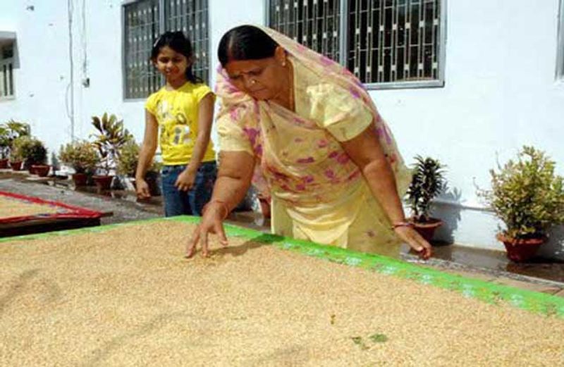 घर के काम करतीं पूर्व मुख्यमंत्री राबड़ी देवी।