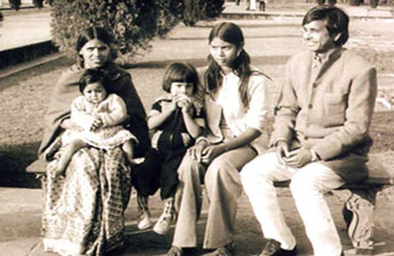 परिवार के साथ लालू यादव। 