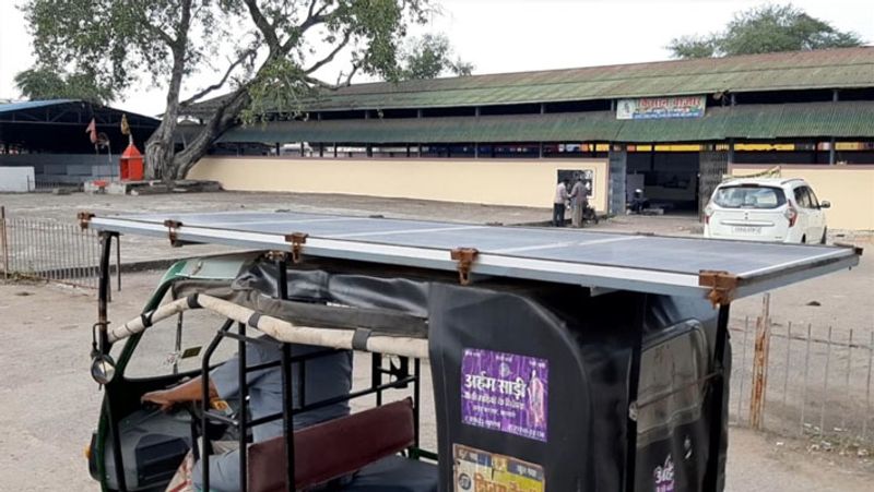 कैलाश तिवारी ने इंटरनेट के जरिये देसी जुगाड़ से अपने रिक्शा की छत पर सोलर प्लेट लगाकर बैटरी चार्ज करने का तरीका ढूंढ लिया। अब बैटरी कभी डिस्चार्ज नहीं होती। वो सोलर एनर्जी से लगातार चार्ज होती रहती है। लोग मांगने लगे आइडिया...