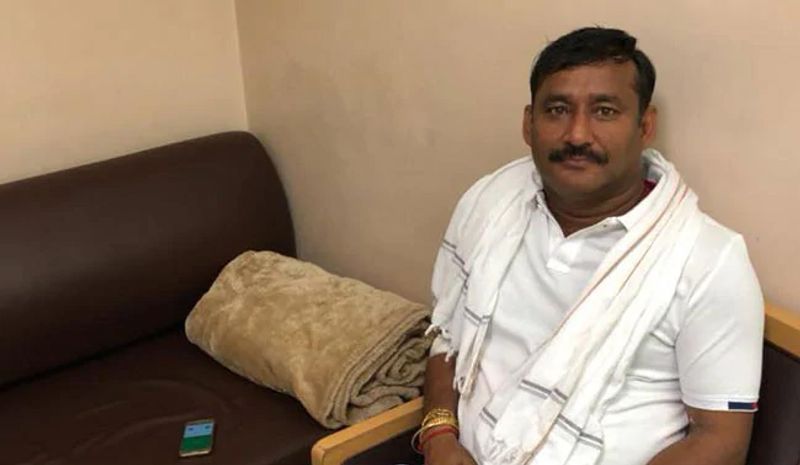 सिर्फ राजबल्लभ ही नहीं आरजेडी का एक और नेता अरुण कुमार यादव (MLA Arun Kumar Yadav) की पत्नी किरण यादव (Kiran Yadav) को भी विधानसभा का टिकट दिया गया है। अरुण पर रेप के आरोप लगे हैं और वो कई महीनों से फरार चार रहा है। आरजेडी की लिस्ट में इन दो नेताओं की पत्नियों को टिकट देने की बता लोगों के गले से नीचे नहीं उतर रही है।
