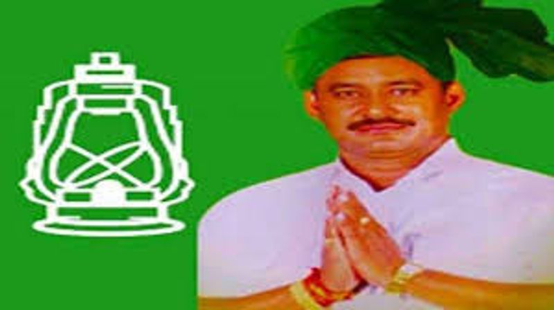 विपक्ष हमलावर है। माना जा रहा है कि इसे आरजेडी के खिलाफ मुद्दा बनाया जा सकता है। 243 विधानसभा सीटों के लिए आरजेडी ने कांग्रेस (CONGRESS) और सीपीआई, सीपीआई एमएल, सीपीएम के साथ गठबंधन किया है। आरजेडी 144 सीटों पर चुनाव लड़ रही है। 