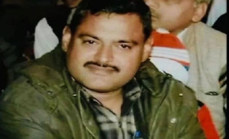 3. गैंगस्टर विकास दुबे: इसी साल कानपुर का हिस्ट्रीशीटर विकास दुबे का जब मामला सामने आया तो सब उसकी हिस्ट्री जानकर हैरान थे। सवाल उठने लगे कि कैसे यूपी सरकार में इतना बड़ा अपराधी अब तक जिंदा है। जिसने धड़ाधड़ 7 पुलिसकर्मियों को गोली मारकर मौत के घाट उतार दिया था। इस घटना के बाद से यूपी ही नहीं पूरा देश दहल गया था कि सवाल उठने लगे थे कि जिस राज्य में पुलिस ही सुरक्षित नहीं वहां आम आदमी का क्या हाल होगा। कई दिनों तक गैंगस्टर फरार रहा और प्रशासन को नचाता रहा। आखिरकार उसको उज्जैन से पकड़ लिया गया और पुलिस ने उसको मार गिराया। इस मामले में भी योगी सरकार को किरकरी झेलने पड़ी थी।