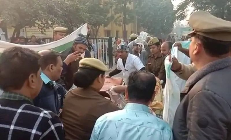 5.उन्नाव गैंगरेप हत्या कांड: वहीं पिछले साल 2019 दिसंबर में हाथरस गैंगरेप की तरह की एक कांड हुआ था उन्नाव रेप कांड जिससे पूरा देश शर्मसार हुआ था। जहां हैवानों ने पीड़िता से रेप करने के बाद उसे मिट्टी का तेल छिड़क सरेराह जिंदा जलाकर मार दिया गया था।