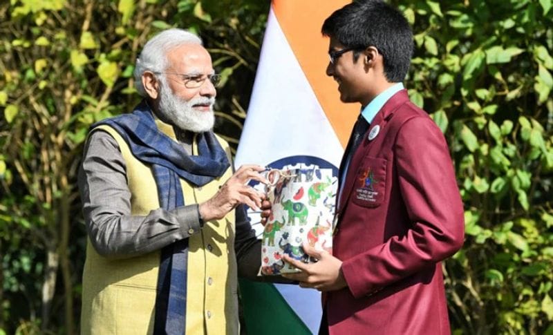 एक मीडिया वेबसाइट को दिए इंटरव्यू में चिराग ने बताया कि उनका सपना है कि वह मंगल गृह पर कॉलोनी बसाना चाहते हैं। चिराग अपनी कामयाबी का श्रेय अपने माता-पिता बहन, टीचर और आकाश इंस्टिट्यूट को देते हैं। बता दें कि चिराग ने आईआईटी की तैयारी 9वीं कक्षा से ही शुरू कर दी थी। वह रोजाना 10 से 12 घंटे पढ़ाई करते थे।