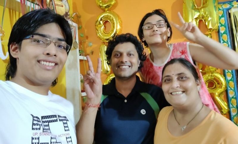 बता दें कि चिराग के पिता पवन कुमार फलोर पुणे में एक बड़ी कंपनी में सॉफ्टवेयर इंजीनियर हैं। साथ ही उनकी मां पूजा देवी एक हाउसवाइफ हैं। वहीं उनकी बहन लावण्या फिलहाल पढ़ाई कर रही हैं। उनको अपनी मां के हाथ के बने हुए गोलगप्पे खाना बेहद पसंद हैं।
