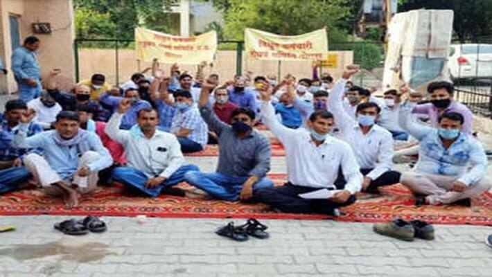 Protest against privatization of Purvanchal Vidyut Vitran Nigam power failure in many districts of the state kpl Protest against privatization of Purvanchal Vidyut Vitran Nigam power failure in many districts of the state kpl