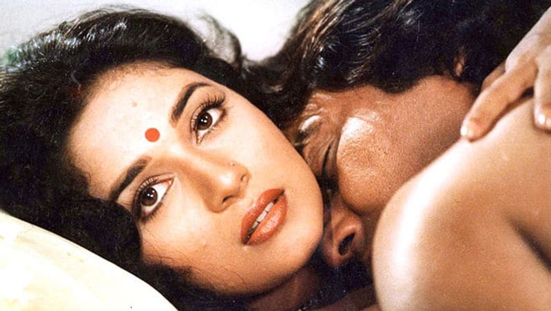 इस सीन के बाद माधुरी को लोगों द्वारा की जा रही आलोचना को झेलना पड़ा था। विनोद खन्ना के साथ ये पहला वाकया नहीं था जब वो बेकाबू हो गए थे। माधुरी के अलावा विनोद खन्ना डिंपल कपाड़िया के साथ भी रोमांटिक सीन करते हुए बेकाबू हो गए थे। 