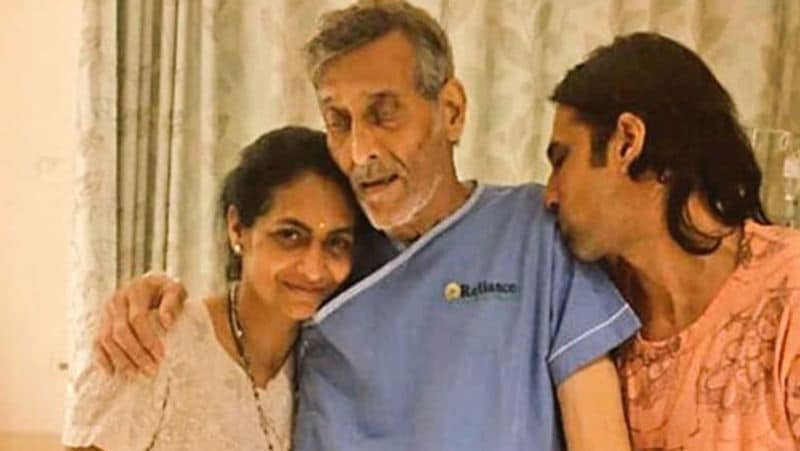 बता दें, विनोद खन्ना आज भले ही इस दुनिया में नहीं हैं। लेकिन उनकी फिल्में आज भी लोगों के जहन में हैं। 2017 में उनका निधन कैंसर के कारण हुआ था। कहा जाता है कि उन्होंने इस बात को 6 सालों से मन में छुपा कर रखा था और फिल्मों की शूटिंग करते रहे थे। 