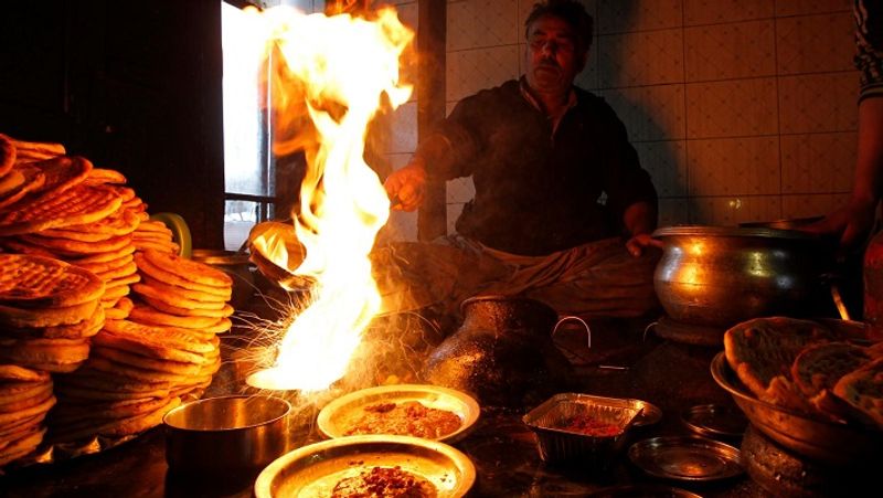चरणबद्ध तरीके से लागू होगी योजना
अगर यह मॉडल सफल होता है तो सरकार इसे चरणबद्ध तरीके से पूरे देश में लागू करेगी। स्कीम के तहत 50 लाख स्ट्रीट वेंडर्स को सस्ती दर पर वर्किंग कैपिटल भी उपलब्ध कराया जाएगा।
(फाइल फोटो)