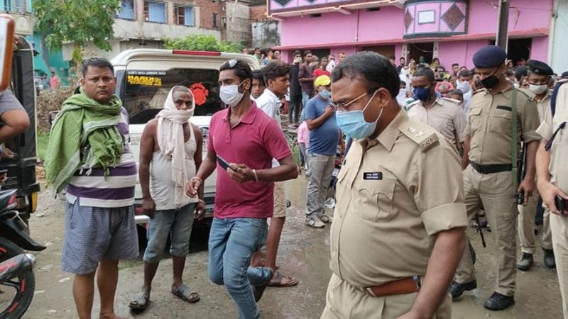 सूचना पाकर एसपी निलेश कुमार सहित वरीय पुलिस पदाधिकारी घटनास्थल भी मौके पर पहुंचे। एसपी ने एफएसएल की टीम को बुलाया है। वहीं, शवों को पोस्टमार्टम के लिए अस्पताल भेजा गया है। एसपी के अनुसार शव का पोस्टमार्टम मेडिकल बोर्ड के तहत किया जाएगा, जिसमें 4 से 5 डॉक्टर की टीम रहेगी। पुलिस अभी तक घटना के कारणों का पता नहीं कर पाई है। बताया जाता है कि करीब 3 दिन पूर्व ही चारों व्यक्ति की हत्या हुई है।