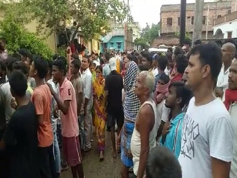 रवि कुमार (38) मोहल्ले में अपनी किराना का दुकान चलाते हैं। जबकि उनकी पत्नी नेहा कुमारी (32) शिक्षिका थीं। उनकी बेटी जेनी (10) और बेटा अहान (8) बिहार शरीफ में रहकर पढ़ाई करते हैं।