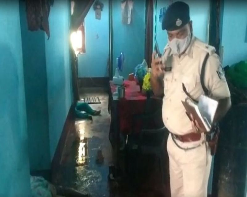 पुलिस अंदर गई तो घर में दो जगहों पर शव पड़े हुए थे। बेसिन के पास पति-पत्नी का शव तो गलियारे में दोनों बच्चों का गला रेता शव मिला। पूरे घर में खून जमकर थक्का बन चुका था और शव काफी हद तक सड़ चुके थे।