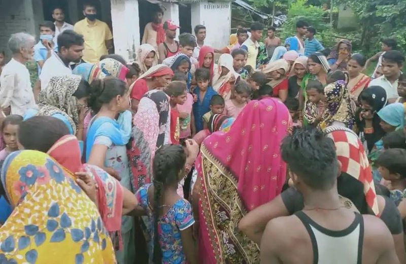 आसपास के लोगों ने बताया कि 4-5 दिन से किसी ने इस परिवार को बाहर जाते नहीं देखा। बाहर में ताला लगे होने के कारण पड़ोसियों ने सोचा कि कहीं बाहर गए होंगे। कई दिनों से जब दुकान नहीं खुली तो नीचे रह रहे किरायेदार को शक हुआ। धीरे-धीरे जब दुर्गंध फैलने लगी तो किराएदार ने पुलिस को सूचना दी।