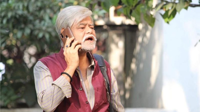 संजय मिश्रा की दादी ने उनको तो डांटा ही साथ ही उन्होंने पान वाले की भी क्लास लगा दी और उसकी गुमटी उस जगह से हटवा दी। इसी तरह वो हमेशा क्लास में बंक मारा करते थे।