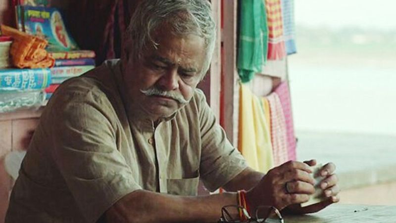बताया जाता है कि बचपन में संजय मिश्रा बड़े शरारती थे और उन्हें पढ़ना-लिखना बिल्कुल भी अच्छा नहीं लगता था। वो घर से स्कूल के लिए निकलते थे मगर रोज कोई ना कोई बहाना बना कर वापस आ जाते थे। एक बार वो स्कूल से बंक मार कर पान बना रहे थे उनकी दादी ने उन्हें देख लिया। 