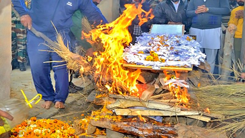 शवयात्रा से लौटकर स्नान करना जरूरी है
यदि कोई व्यक्ति किसी मृतक की अंतिम यात्रा में जाता है या श्मशान जाता है तो वहां से आने के तुरंत बाद भी नहा लेना चाहिए। श्मशान के वातावरण में कई प्रकार के कीटाणु रहते हैं जो कि हमारे स्वास्थ्य के लिए हानिकारक हैं। श्मशान जाने पर ये कीटाणु हमारे बालों में और कपड़ों पर चिपक जाते हैं, यदि इन्हें साफ न किया जाए तो यह स्वास्थ्य के लिए हानिकारक हो सकते हैं। अत: वहां से घर आकर तुरंत नहा लेना स्वास्थ्य के लिए श्रेष्ठ रहता है।
