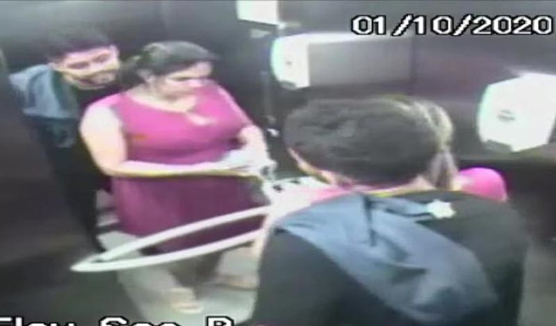 घटना वाले दिन अस्पताल के लिफ्ट में ये कपल स्पॉट हुआ था। पति के हाथ में बैग नजर आ रहा था, जिससे ये साफ़ पता चलता है कि वो डिलीवरी की तैयारी कर चुके थे।
