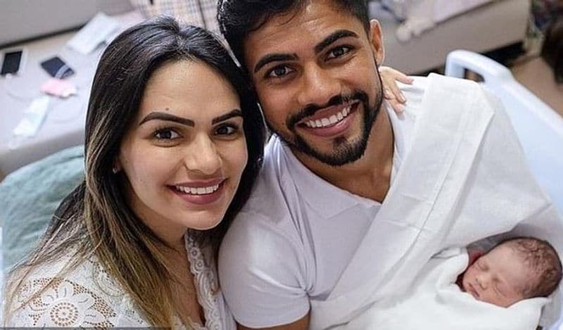 अब मां और बेटी दोनों सुरक्षित हैं। पति ने मामले पर कहा कि पहले तो वो डर गया था। लेकिन फिर उसने हिम्मत बटोरी और अपनी पत्नी की डिलीवरी करवाई। दोनों अपनी नन्ही परी के आने पर बेहद ख़ुशी जताई। 