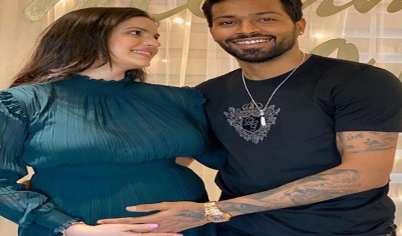 कुछ समय बाद लगे लॉकडाउन में अचानक उन्होंने शादी कर ली। इस दौरान नताशा प्रेग्नेंट थीं। शादी को लेकर भी लोगों ने कई तरह की बातें कही। 