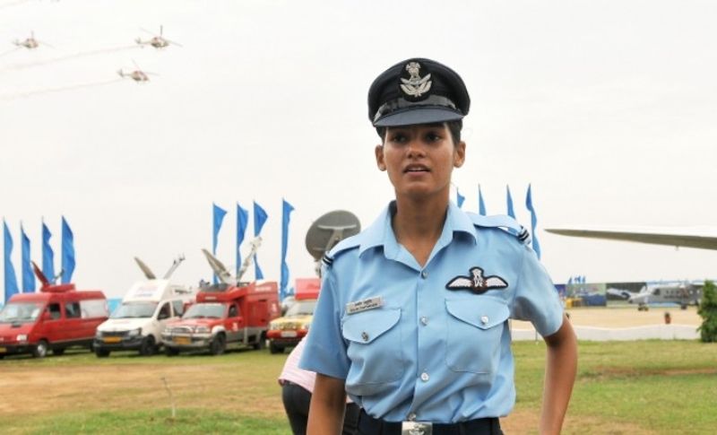 अवनि चतुर्वेदी ने हैदराबाद एयर फोर्स अकादमी से 25 वर्ष की आयु में ट्रेनिंग पूरी कर चुकी हैं। वह इस समय सूरतगढ़, राजस्थान में नंबर 23 स्क्वाड्रन (पैंथर्स) में तैनात हैं।