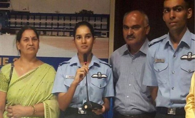 अवनी का जन्म 27 अक्टूबर 1993 को मध्य प्रदेश के शहडोल जिला में हुआ था। उनके पिता श्री दिनकर चतुर्वेदी मध्य प्रदेश सरकार के वाटर रिसोर्स डिपार्टमेंट में एक एग्जिक्युटिव इंजीनियर थे और उनकी मां एक घरेलू महिला हैं। अवनी के बड़े भाई भी एक आर्मी ऑफिसर हैं।
