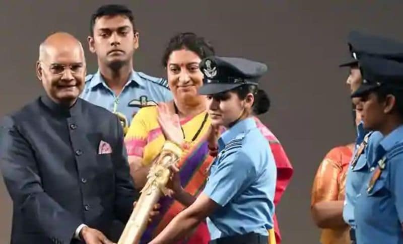 पिछले साल महिला दिवस के मौके पर राष्ट्रपति रामनाथ कोविंद ने अवनि चतुर्वेदी, भावना कांत व मोहना सिंह को नारी शक्ति पुरस्कार से सम्मानित किया था।
