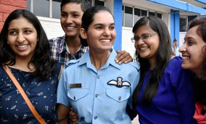 अवनि की इंजीनियरिंग होते ही उसे एक MNC में अच्छे पैकेज पर जॉब मिल गई थी। लेकिन ज्वाइनिंग के महज 6 महीने बाद सिलेक्शन एयरफोर्स एकेडमी में हो गया और इसने जॉब छोड़ दी।