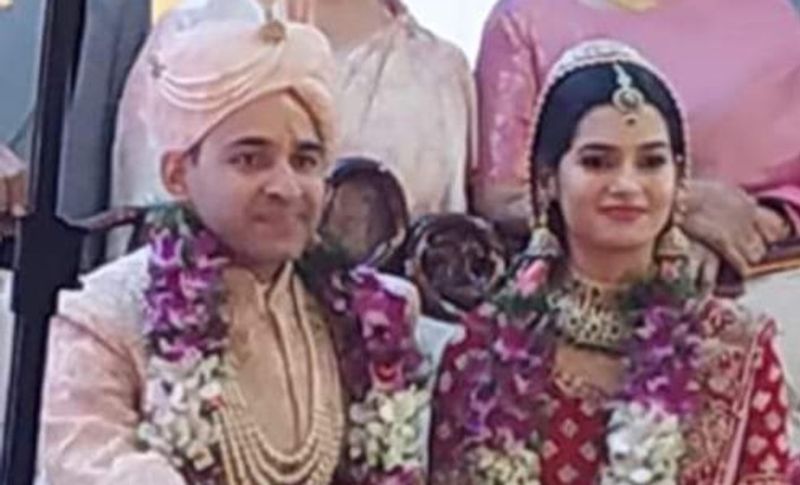 अवनि चतुर्वेदी की शादी नवंबर 2019 में हरियाणा के पानीपत जिले के रहने वाले विनीत छिकारा के साथ हुई है। बता दें कि विनीत वायुसेना में फ्लाइंग लेफ्टिनेंट हैं।

