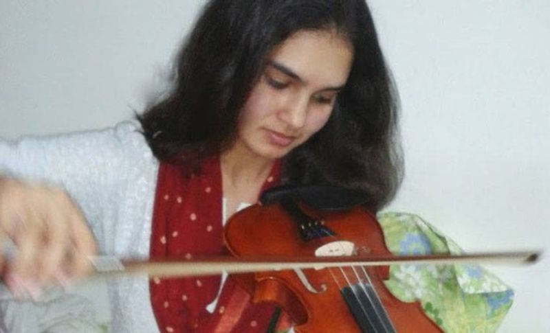 अवनि के परिवार के सदस्य सैन्य अधिकारी हैं और उन्हें इस लक्ष्य को हासिल करने के लिए सेना में भर्ती होने की प्रेरणा अपने भाई से मिली। अवनि का बचपन से ही लड़ाकू विमान उड़ने का सपना था। इसलिए वह अपने कॉलेज के फ्लाइंग क्लब में शामिल हुईं थीं।

